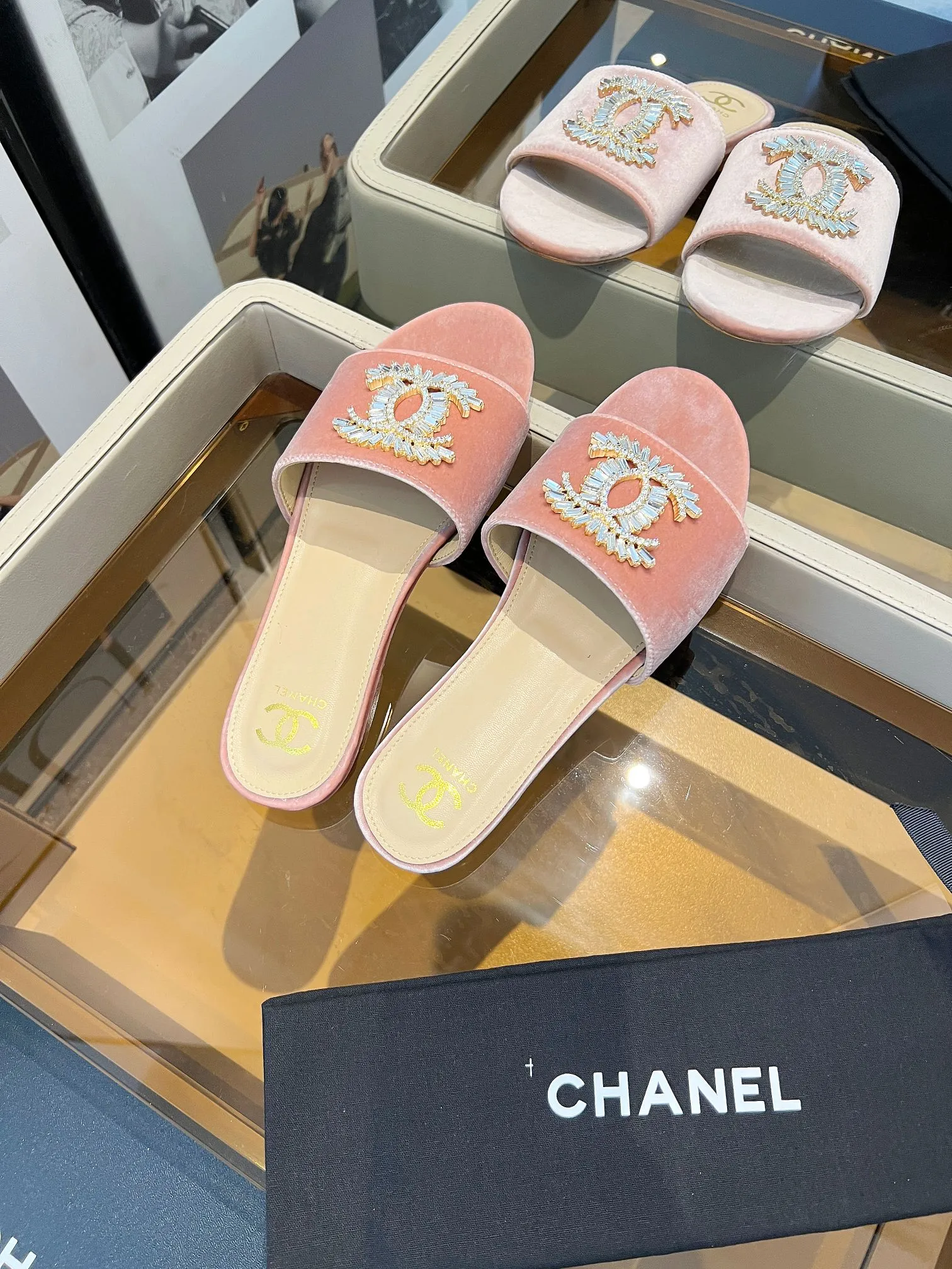 👟👟Ex-factory price 340👟👟 Genuine leather bottom +40 🎉🎉🎉Chanel Xiaoxiang C family sandals series official website synchronization, classic and elegant, casual wear 🌹🌹🌹🌹Original logo~Select imported cowhide and C family custom fabrics, multiple colors for the goddess to choose! ❤️❤️❤️❤️ Code number: 36~40 (customized 35 41 42 43 44 cannot be returned or exchanged)